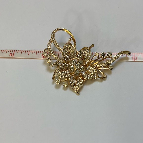 Large Gold Toned and Rhinestone Flower Brooch - Picture 6 of 7